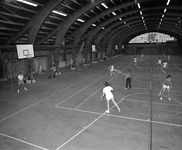 880759 Afbeelding van een tenniscursus die gegeven wordt in de oude veilinghal voor Groenten- en Vruchtenveilingen ...